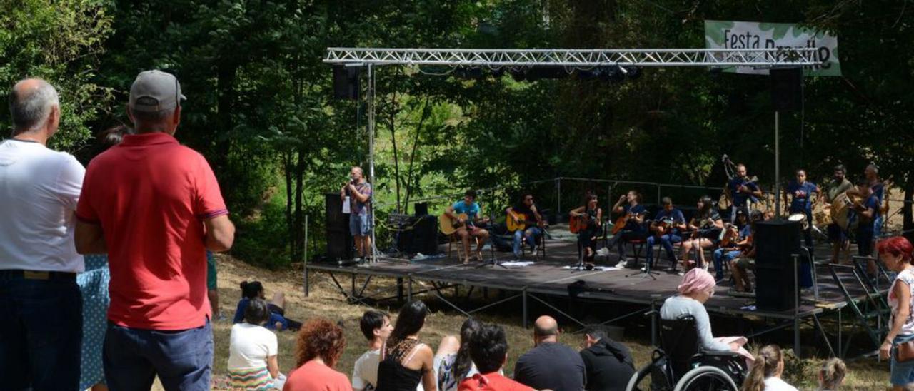 Palco en la romería de Bronlle, celebrada el lunes pasado.   | // G.N.