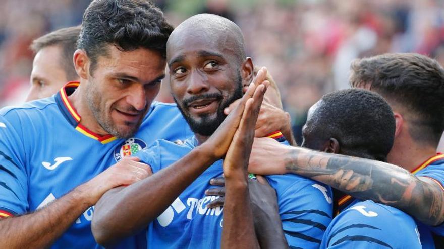 Los jugadores del Getafe celebran el gol de Foulquier.