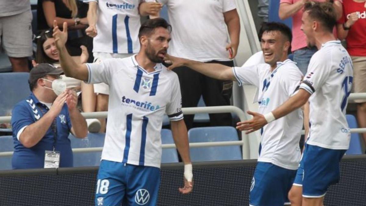 Enric Gallego celebra un gol amb Bermejo i Sergio González. | LALIGA