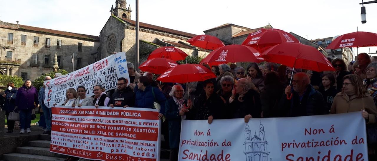 Pancartas y paraguas en los que podía leerse &quot;la sanidad pública no se vende, se defiende&quot;, visibilizaron la protesta