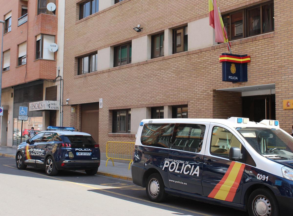 Vehículos de la Policía Nacional ante la Comisaría de Alzira en una imagen de archivo.