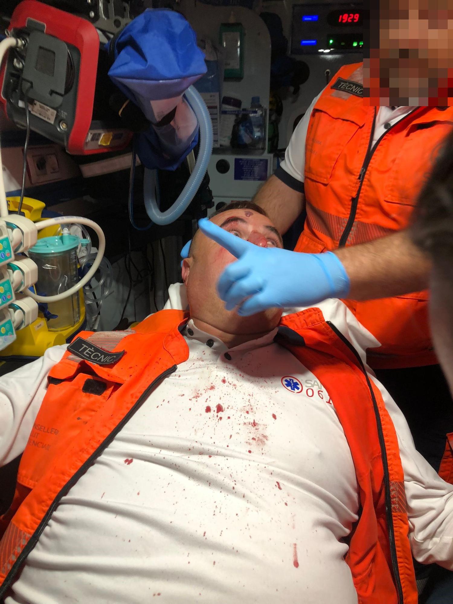Toni González, atendido en la ambulancia tras la agresión.