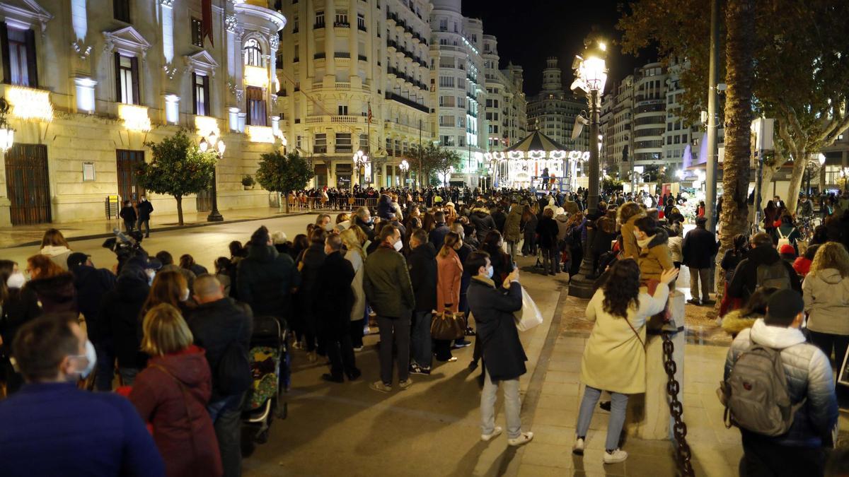 Aglomeraciones en la plaza del Ayuntamiento de València para ver a los Reyes Magos