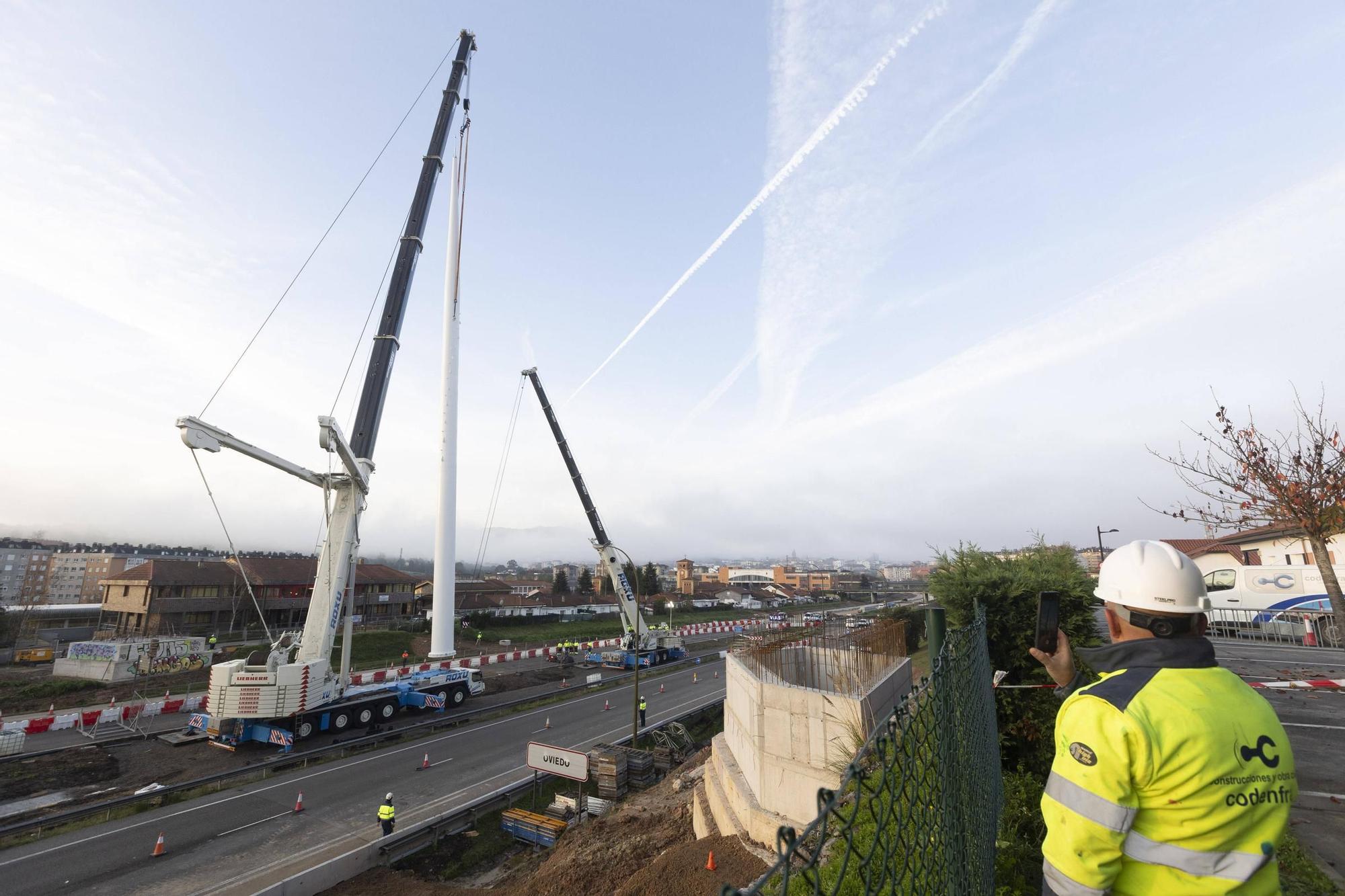 EN IMÁGENES: Así fue la instalación del mástil de 55 metros en las obras de la entrada de Oviedo