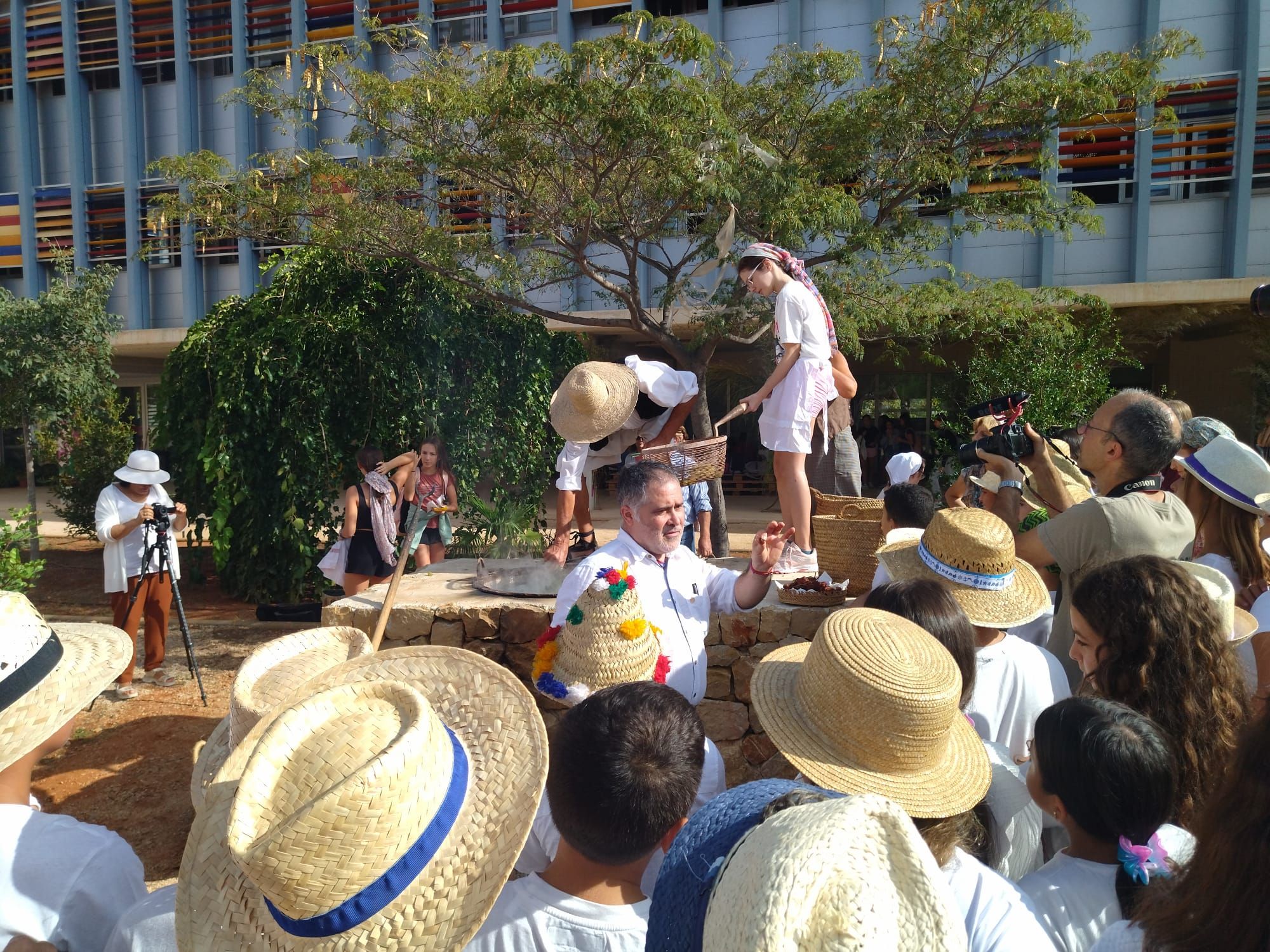 La fantástica "Festa de l'Escaldà" en el instituto Sorts de la Mar de Dénia (imágenes)