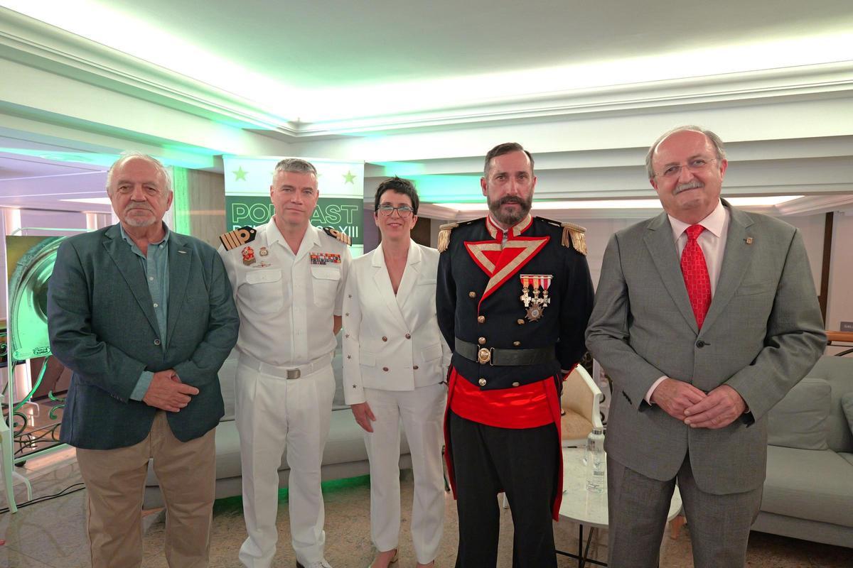 De izquierda a derecha- Diego Quevedo; Capitán de Navío Alfonso Carrasco; Eva Gargallo; Jesualdo Lizón, caracterizado como Isaac Peral; y Tomás Martínez Pagán, durante la grabación del podcast