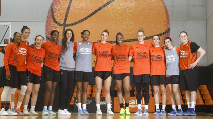 La plantilla del Valencia Basket, ayer, en el último entrenamiento antes del choque de hoy. | F. CALABUIG