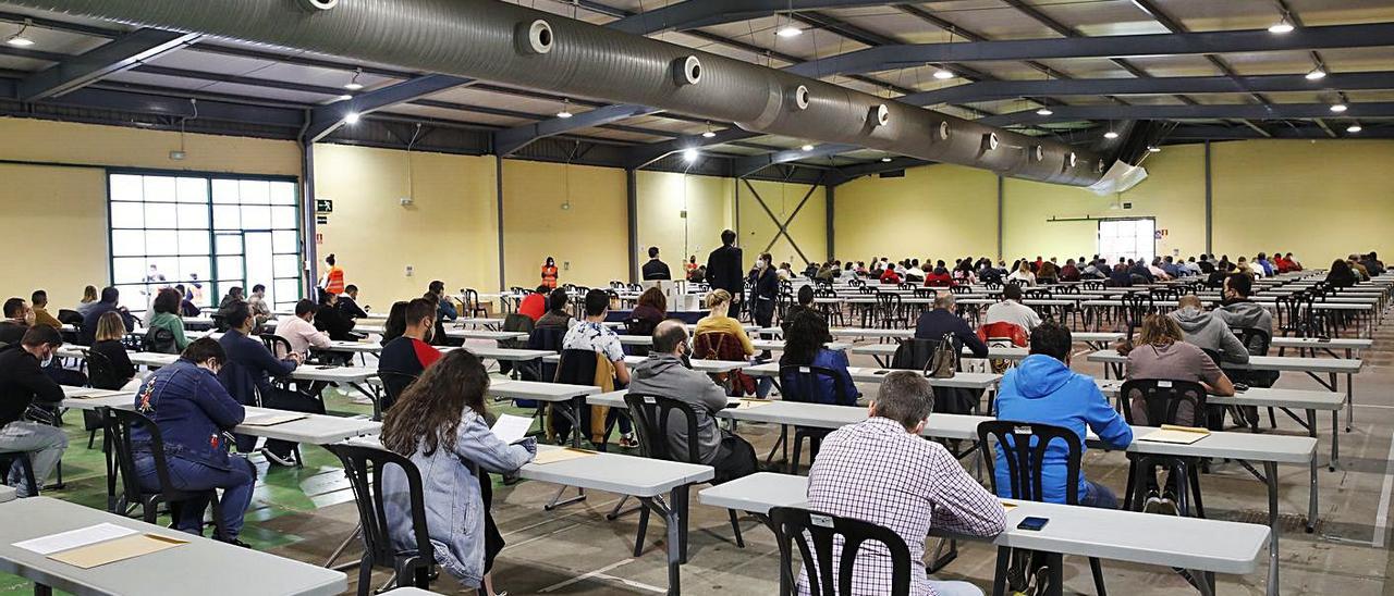 Los aspirantes a entrar en la EMA, antes de arrancar el examen de en el recinto ferial. | Ángel González