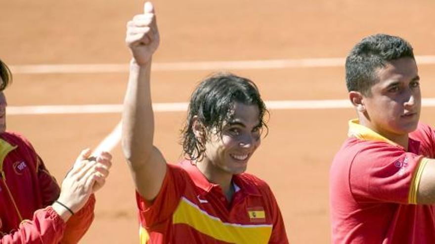 El tenista Rafa Nadal, junto a sus compañeros David Ferrer (i) y Nicolás Almagro (d), celebra la clasificación en la primera eliminatoria de la fase mundial de la Copa Davis