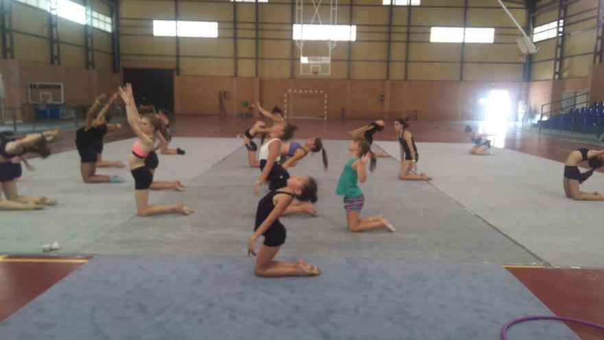 Carolina Pascual imparte un campus de tecnificación de gimnasia artística en Bigastro