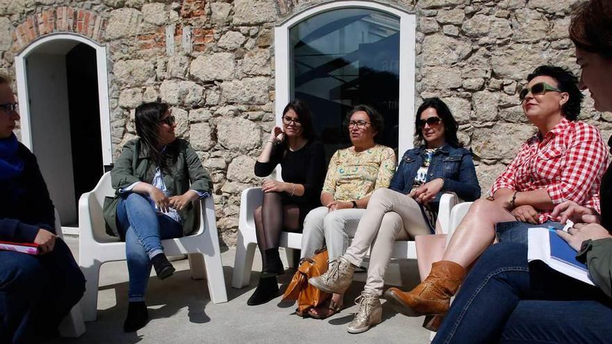 Desde la izquierda, Alba Escandón, Raquel Ruiz, Soraya Casares, Dolores Fernández y Xana del Barrio, ayer, en la terraza del Museo de la Mina de Arnao.