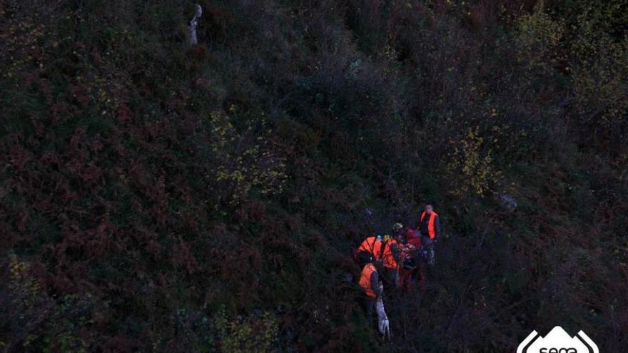 Los servicios de rescate atienden al cazador herido.