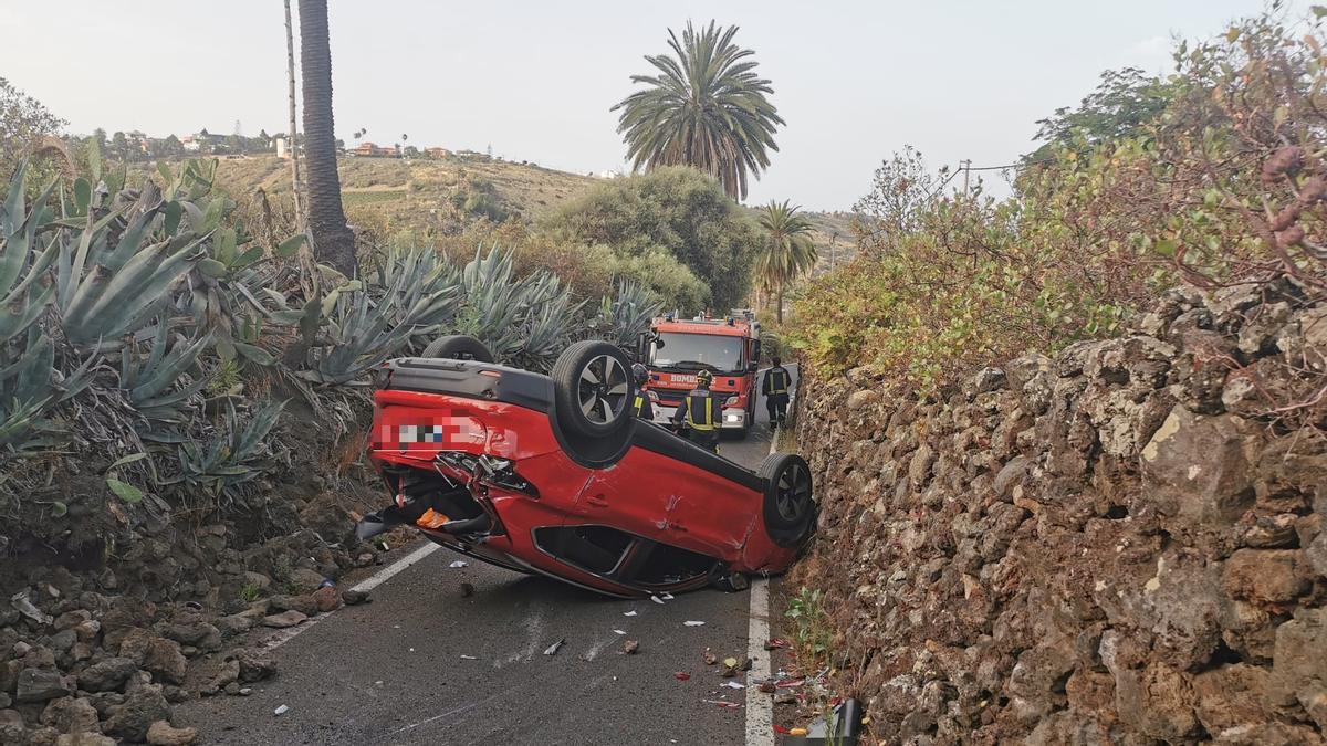 Vuelco sin atrapados en la carretera Los Lirios en Bandama.