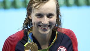 Katie Ledecky posa con una de sus medallas de oro en Tokio-2021