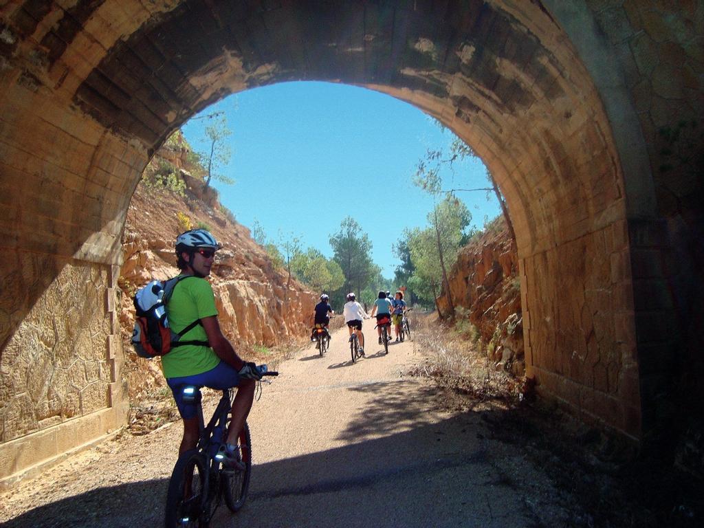 Las rutas en bici por la Vía Verde es una de las aventuras preferidas de muchos ciclistas