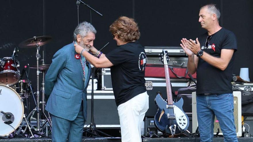 Ana Caride coloca la distinción a Carlos Mouriño, presidente del Celta.   | // JOSÉ LORES