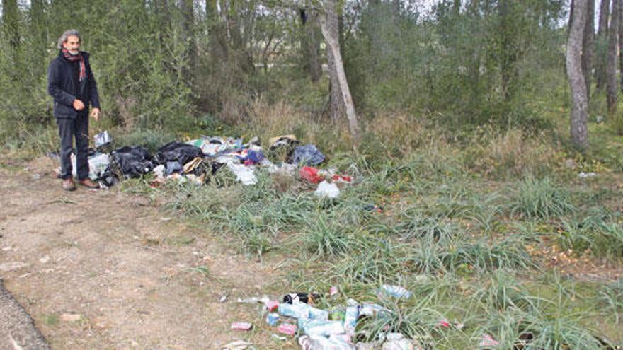 Bernat Fiol, de Gadma, ayer junto a un montón de basura en el pinar de Biniagual.