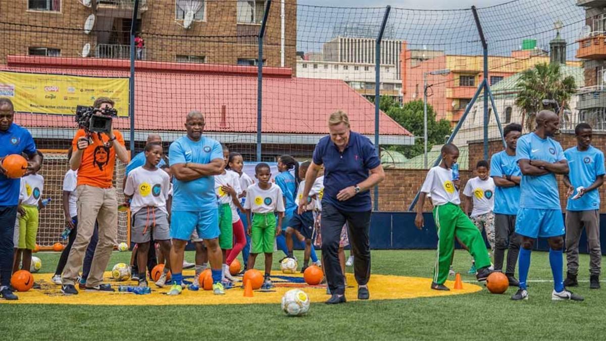 Ronald Koeman, en la reapertura de la Oranje Cruyff Court Hillbrow de Johannesburgo