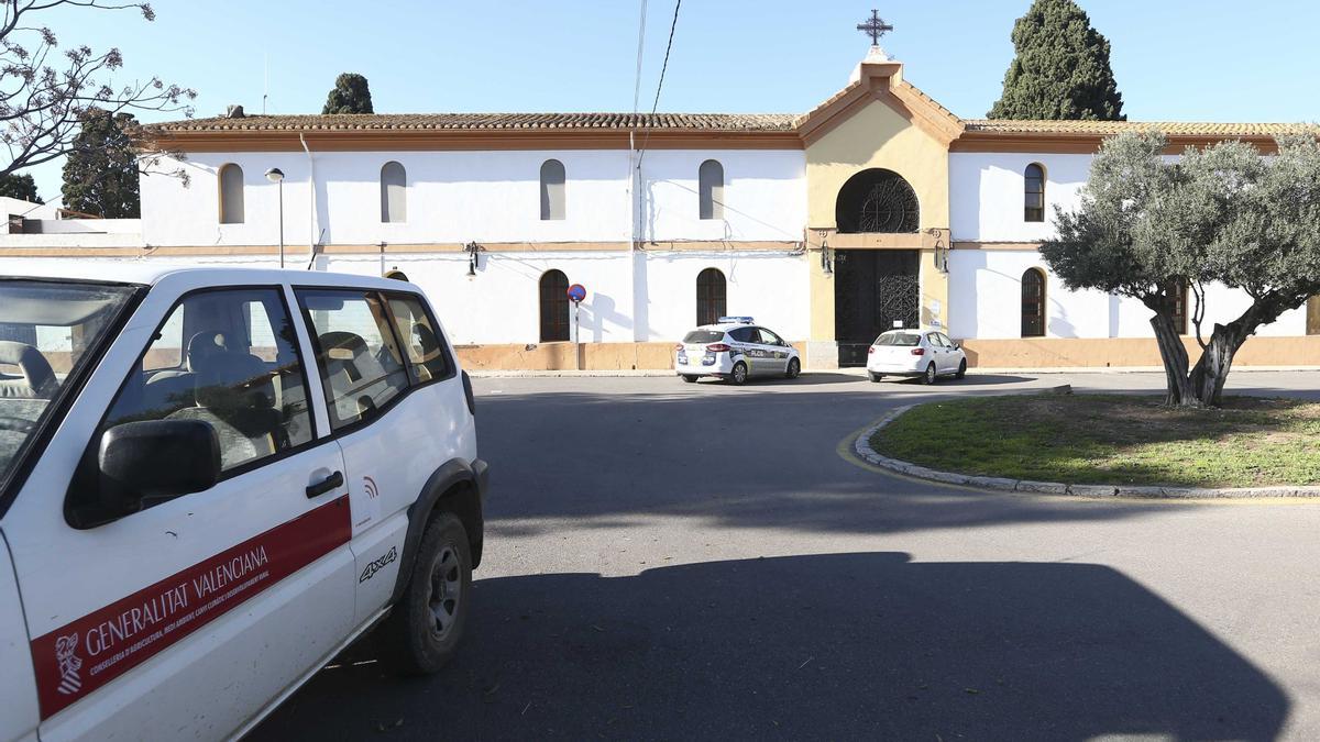 Fachada principal del cementerio de San José de Castelló.