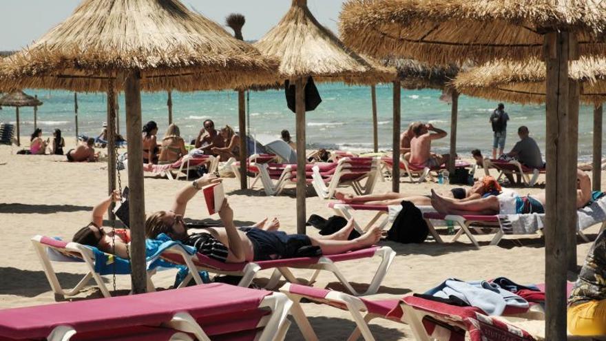 Turistas en Platja de Palma disfrutando del sol