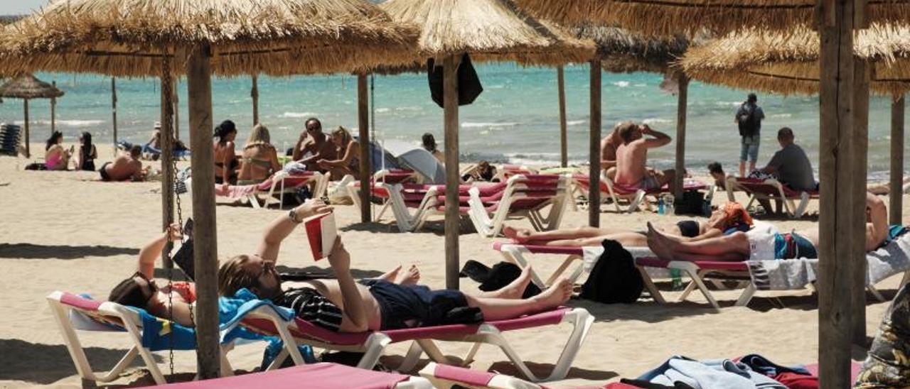 Turistas en Platja de Palma disfrutando del sol de mayo.  | MARIA PEDRAZ