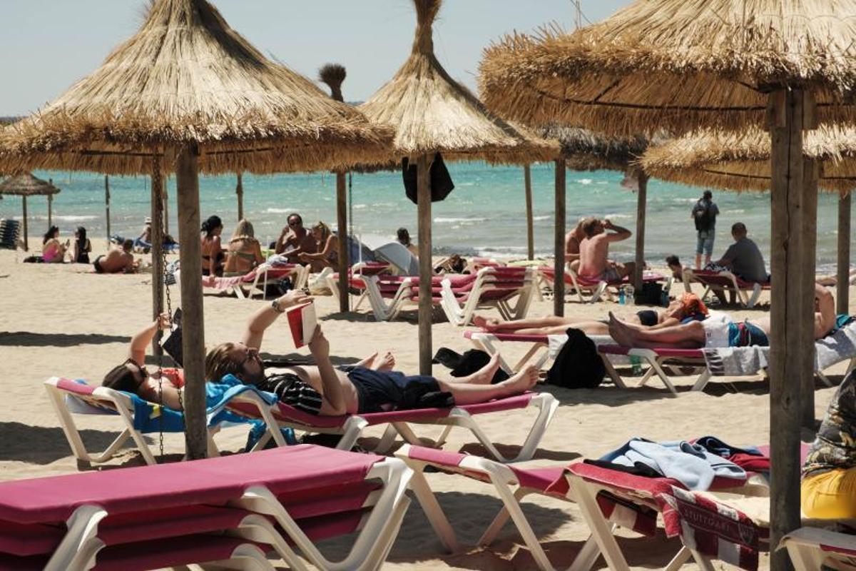 Turistas en Platja de Palma disfrutando del sol de mayo.  | MARIA PEDRAZ