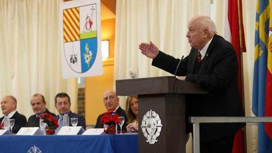 Arriba, José Antonio Fidalgo, durante su discurso como portavoz de la promoción de 1957. Sobre estas líneas, varios homenajeados recogiendo su insignia.