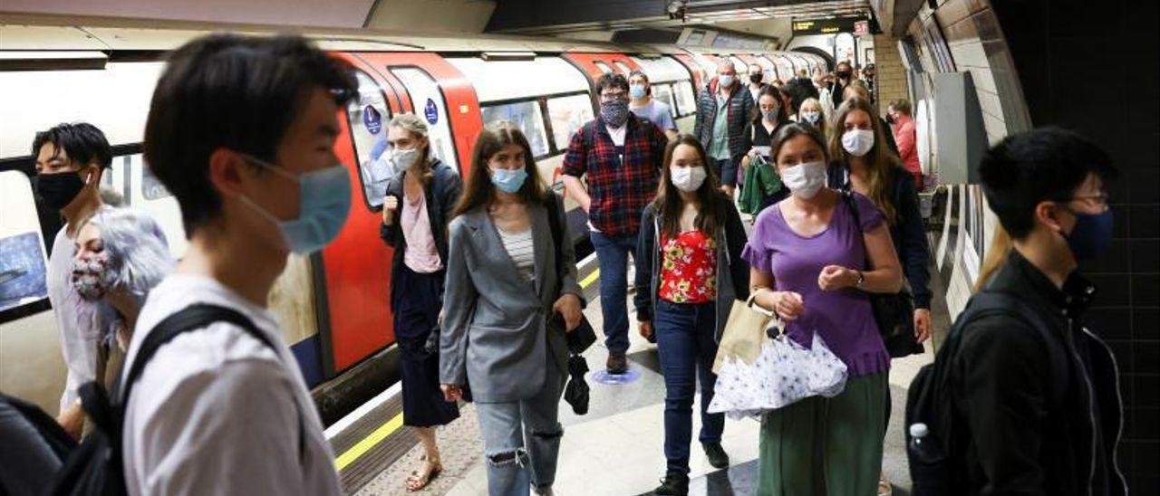 Gente con mascarillas en el metro de Londres, el pasado domingo.