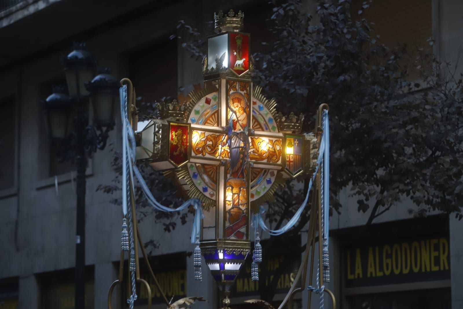 El Rosario de Cristal deslumbra en las calles de Zaragoza