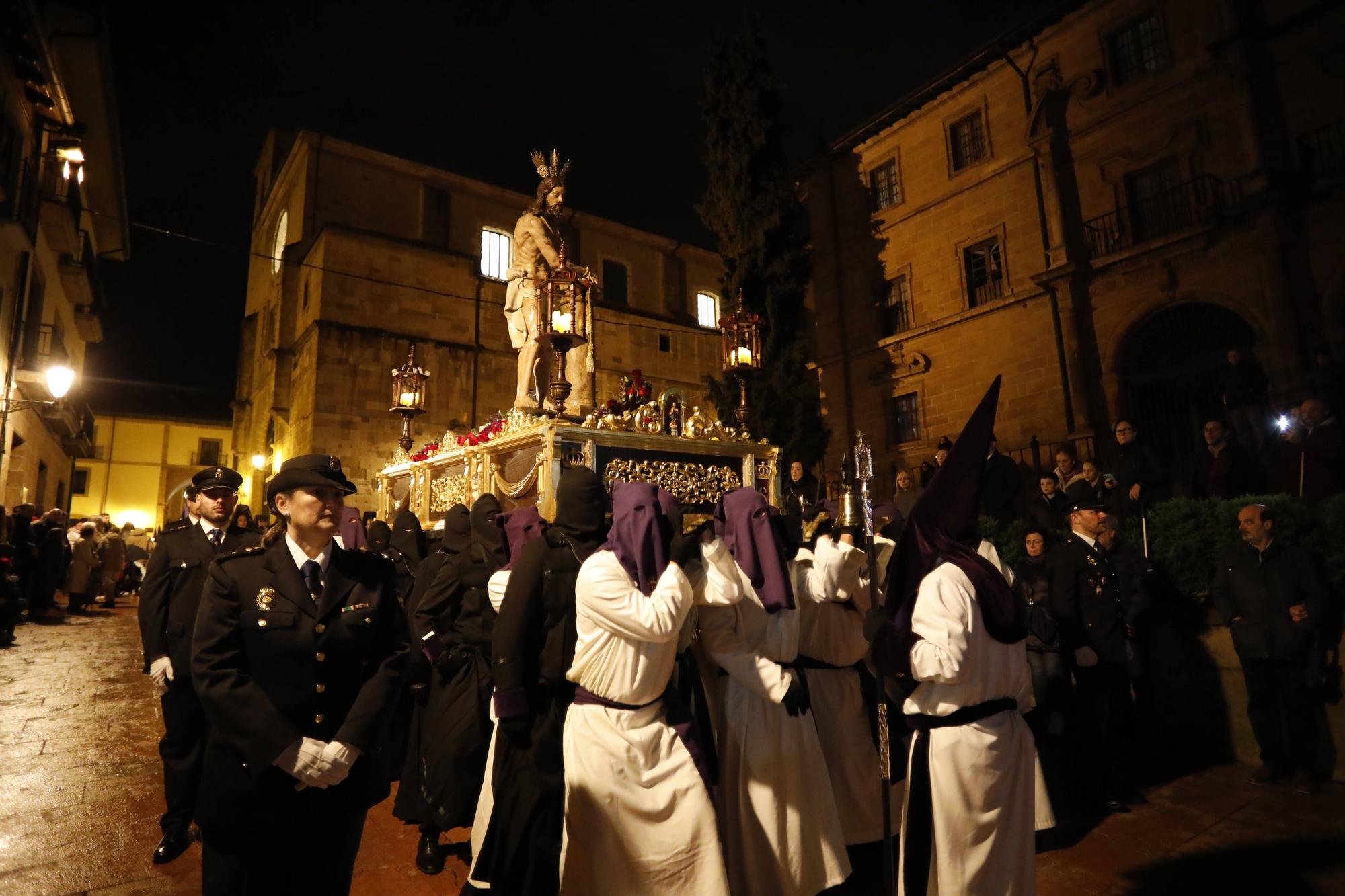 En imágenes | Procesión del Silencio por la calles de Oviedo