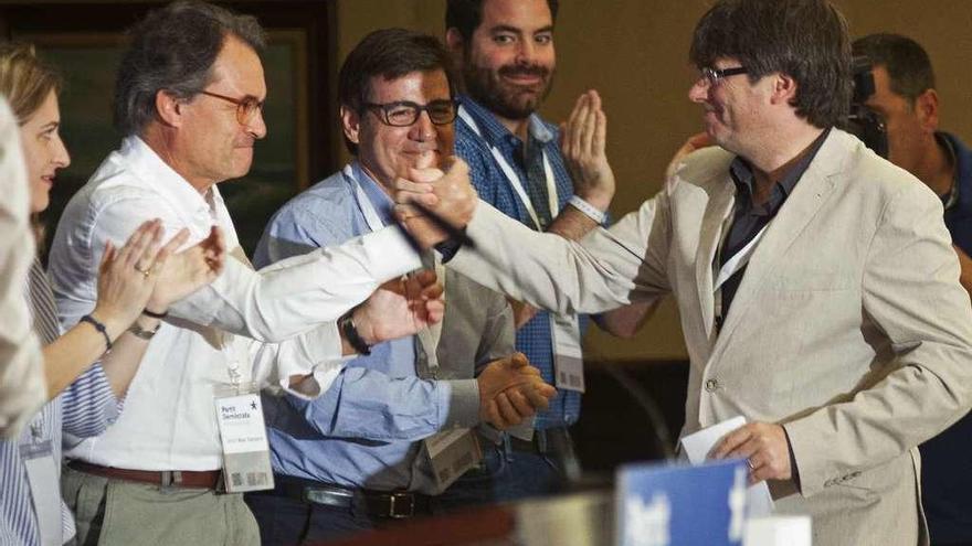 Puigdemont saluda al expresidente Artur Mas en la reunión del consejo ejecutivo del PDeCAT. // Efe