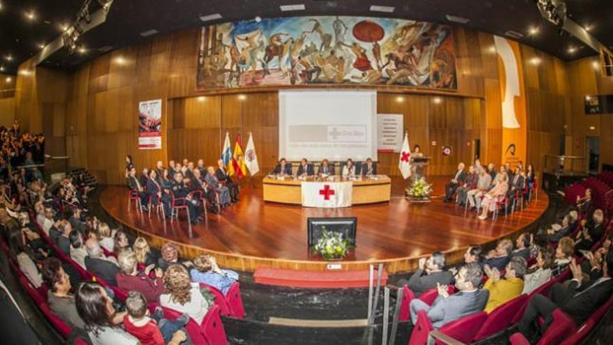 Cruz Roja premia la labor generosa de la Universidad y la Policía Local