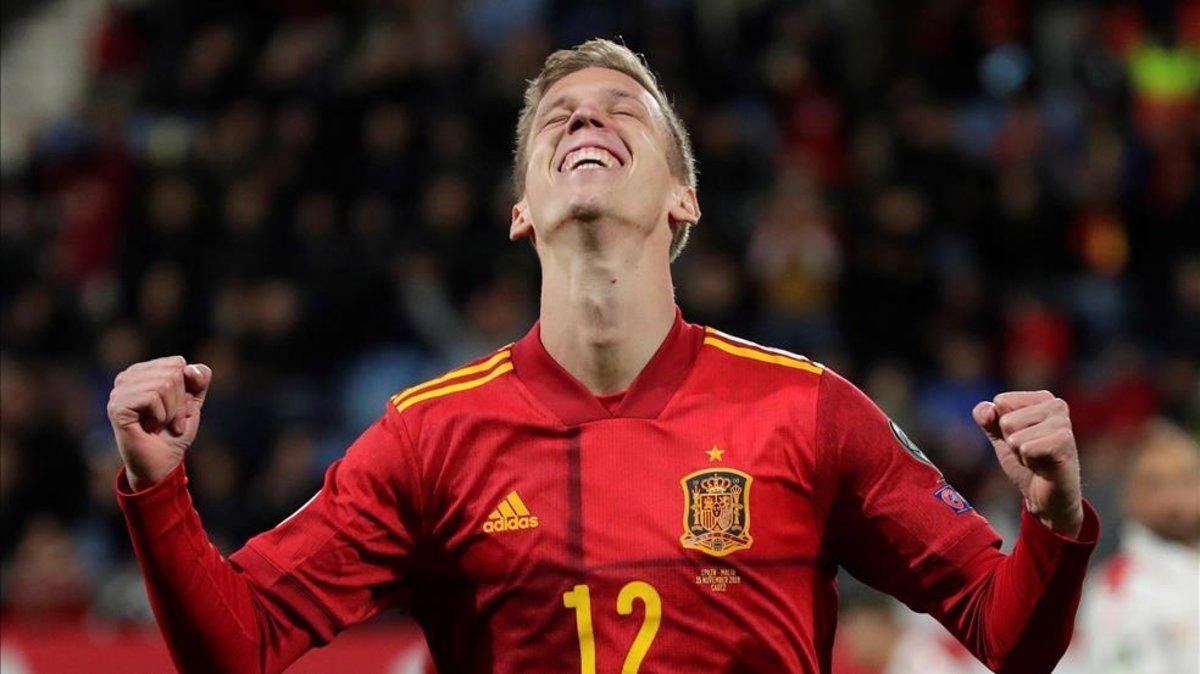 Dani Olmo celebra su primer gol con la Roja