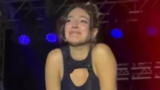 Ana Guerra, rota de emoción en un concierto en Tenerife: "Baja, que no oigo"