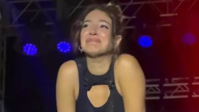 Ana Guerra, rota de emoción en un concierto en Tenerife: "Baja, que no oigo"