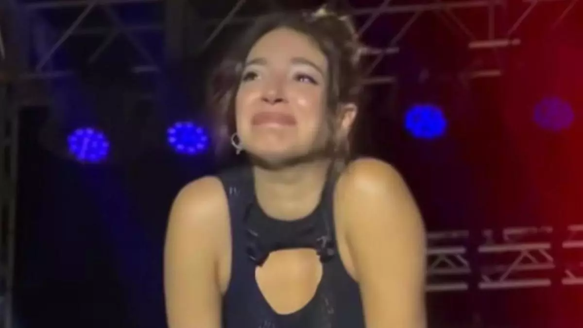 Ana Guerra, rota de emoción en un concierto en Tenerife: "Baja, que no oigo"