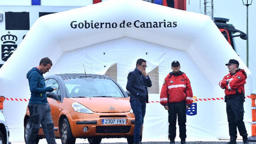 El vicepresidente del Gobierno, Pablo Rodríguez, ayer con el operativo logístico montado por el Gobierno canario.