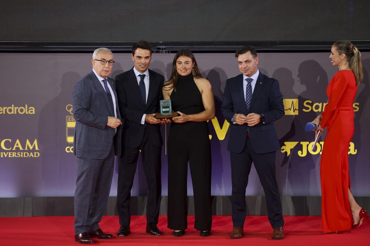 La futbolista Marta Cardona (c) y el regatista Jordi Xammar (2i) reciben el "Premio valores" junto al presidente del COE, Alejandro Blanco (i), durante la Gala del Comité Olímpico Español, este miércoles en Madrid. EFE/ Víctor Lerena
