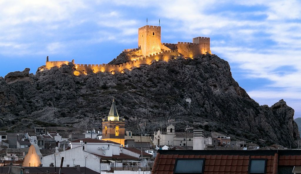 Vista del Castillo de Sax por la noche
