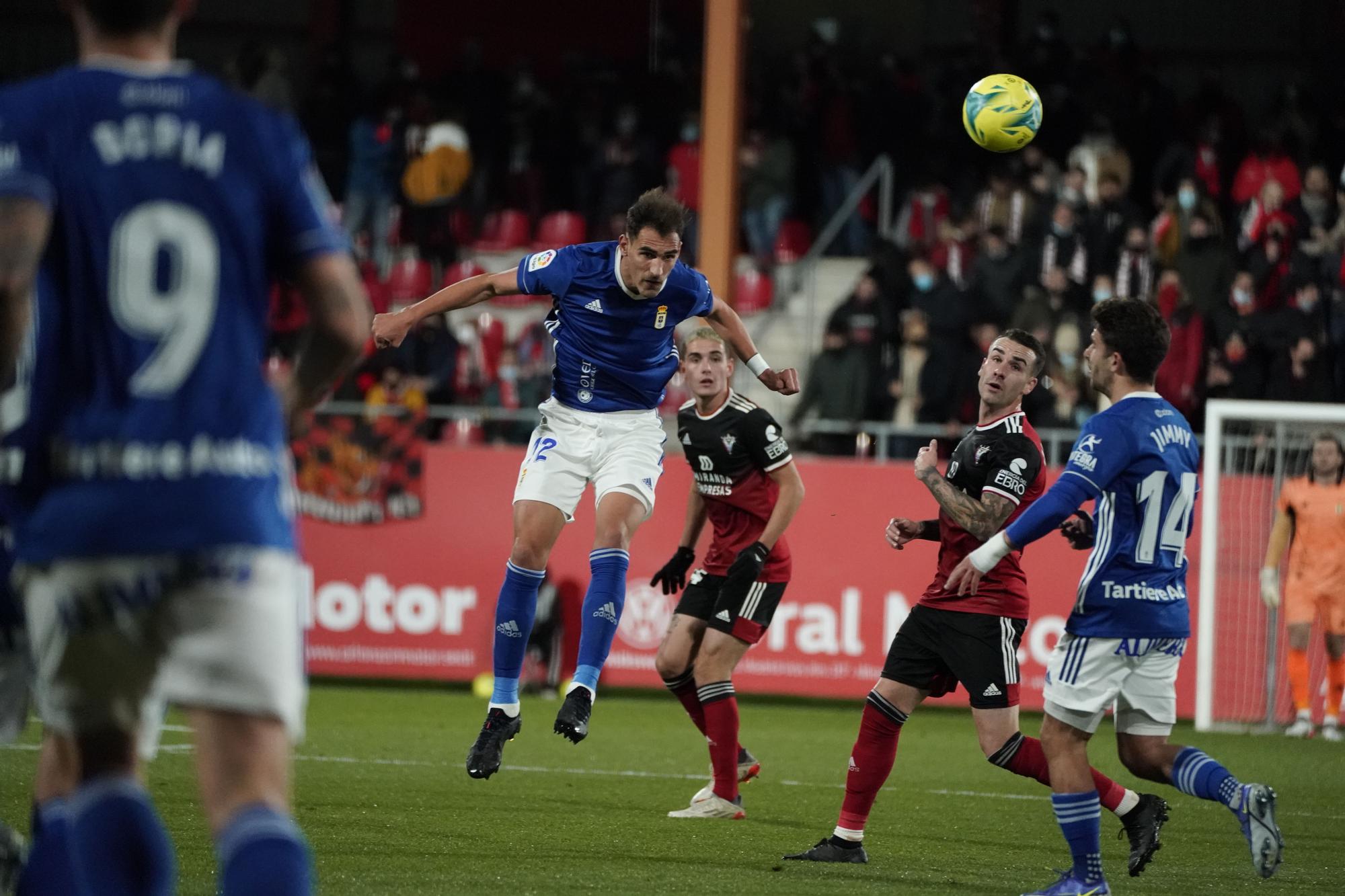 El partido entre el Mirandés y el Real Oviedo, en imágenes