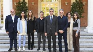 El presidente del Gobierno, Pedro Sánchez durante su encuentro con el equipo de la película El 47 en La Moncloa.