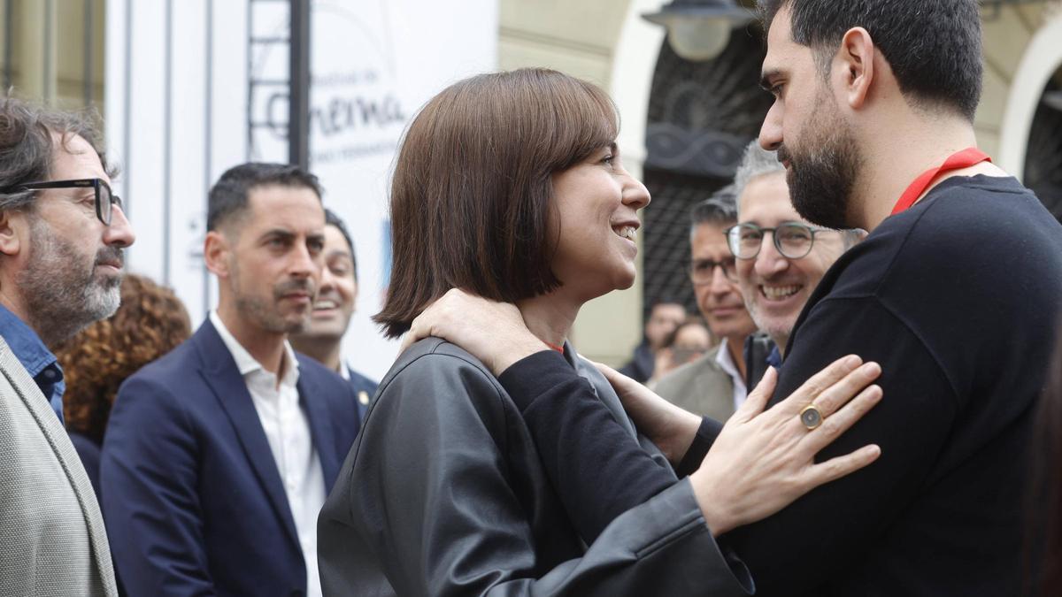 Diana Morant saluda a Víctor Camino, el secretario general de Juventudes Socialistas, en el congreso del PSPV de la provincia de Valencia.