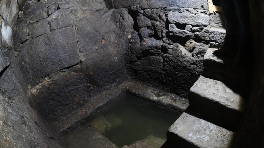 Pozo bajo el número 4 de la calle Sinagoga, que algunos interpretan como baños judíos. | | C. PARDELLAS