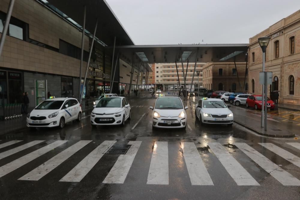 La mitad de los taxis de Málaga no prestan servicio hoy.