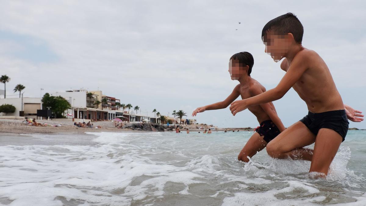 Las asociaciones vecinales de los municipios del litoral sur provincial se unen en una federación para frenar la desaparición paulatina de sus playas.