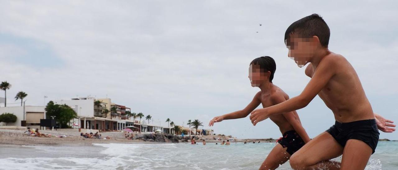 Nules asiste a la pérdida paulatina de su playa, que cada año está más cerca de unas viviendas amenazadas, como consecuencia de ello, con el derribo.