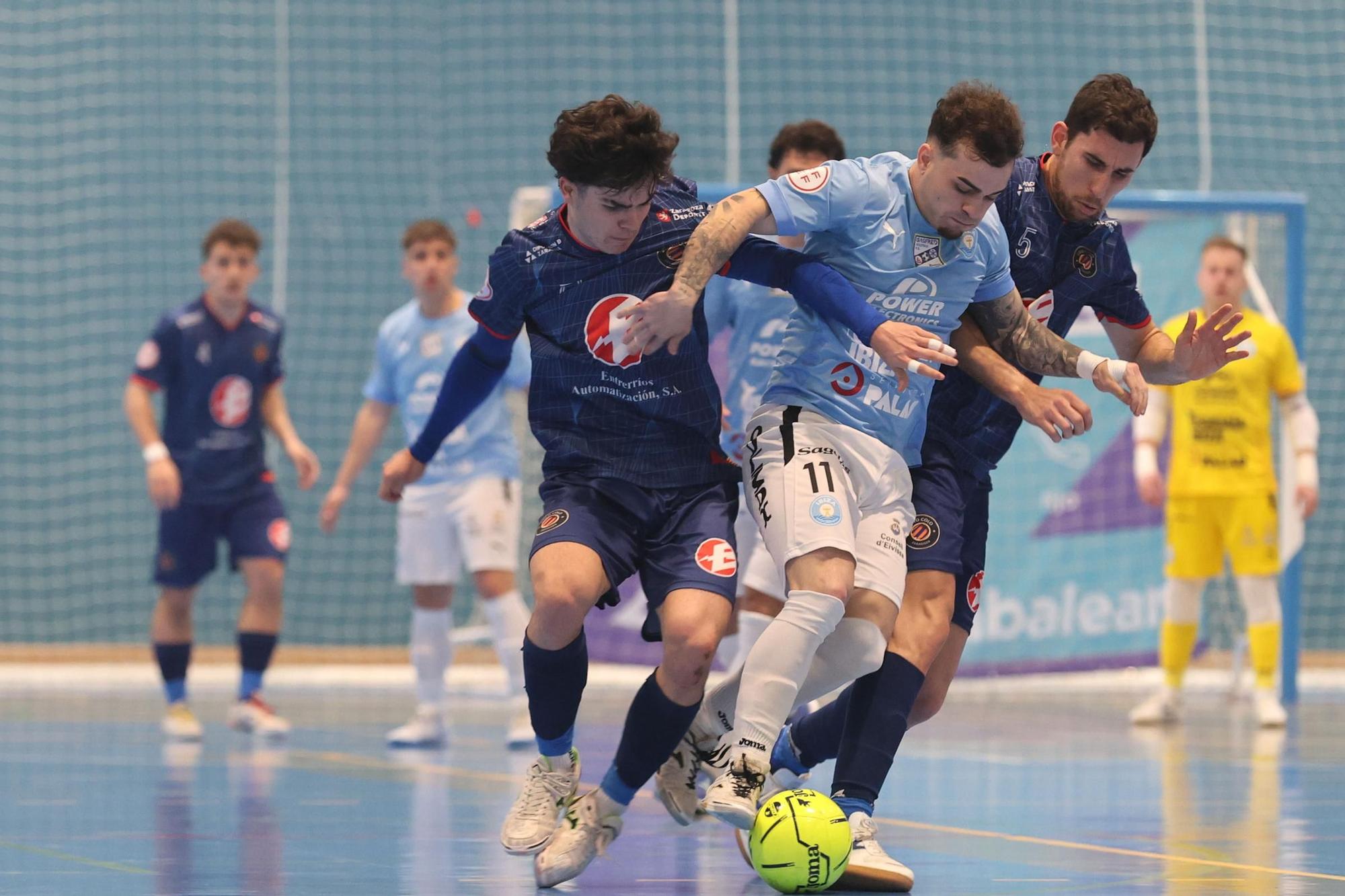 Iker sufre la presión de dos rivales en una imagen de archivo