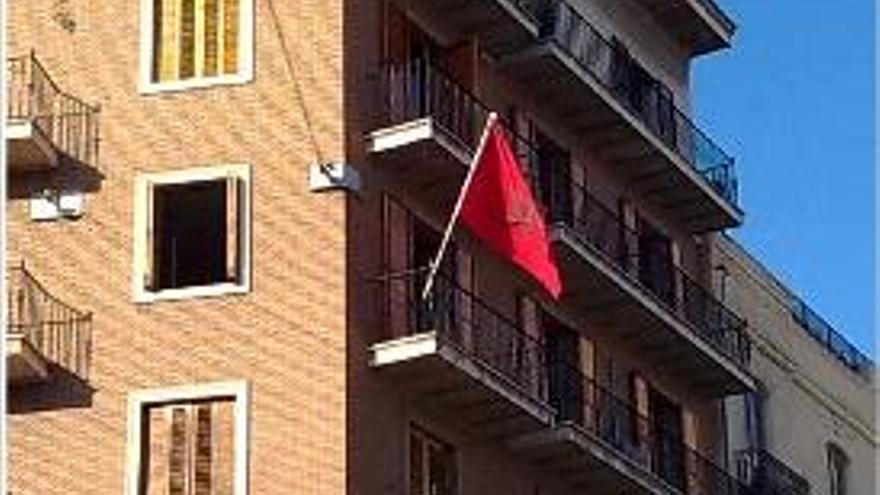 España 2000, contra la bandera marroquí próxima a la basílica
