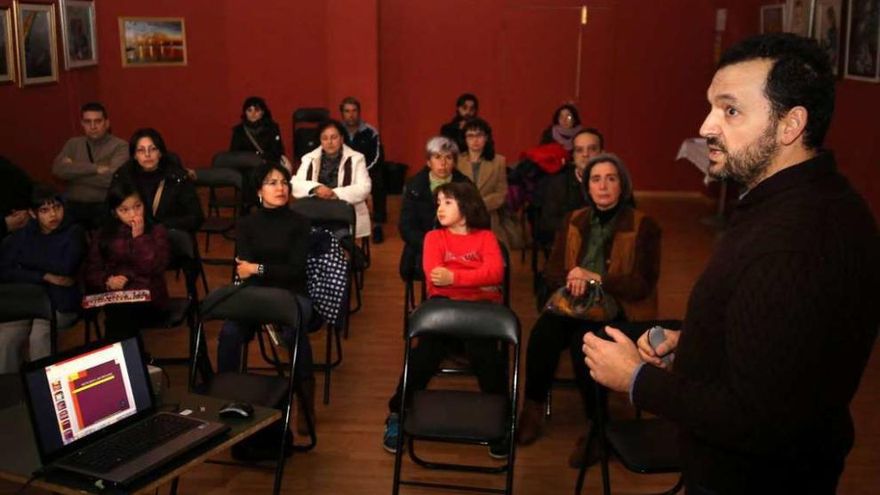 Manuel Gil impartió ayer una charla en el Forum Dezae sobre prevención de drogas. // Bernabé/Gutier
