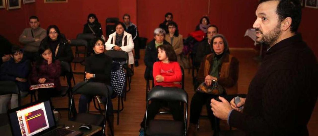 Manuel Gil impartió ayer una charla en el Forum Dezae sobre prevención de drogas. // Bernabé/Gutier